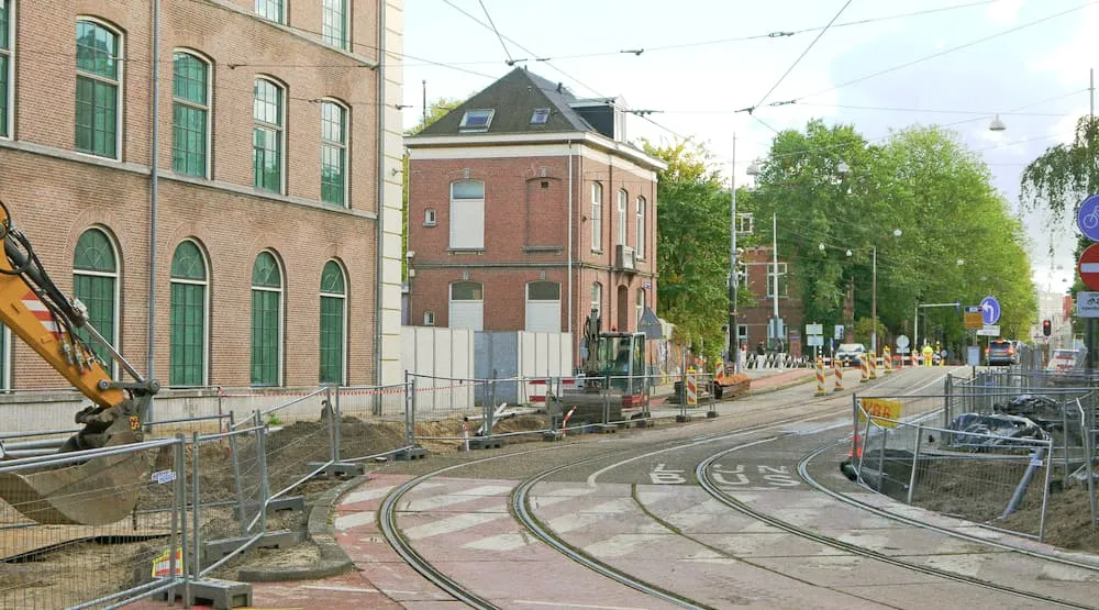 Des rails de tramway posés entre les immeubles, un chantier urbain en cours